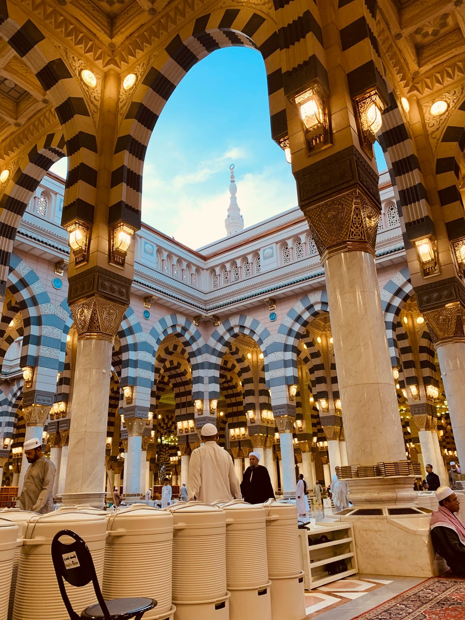 Arches and columns inside Masjid an-Nabawi
